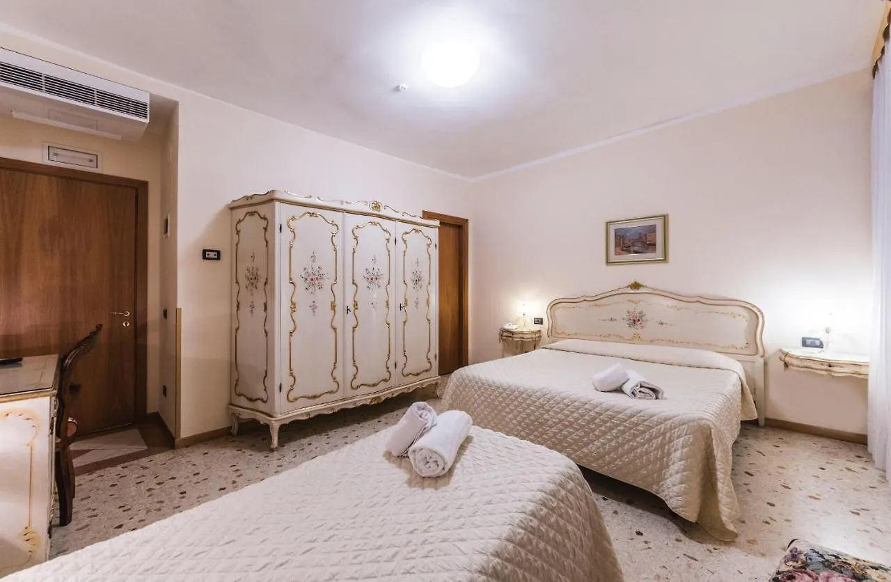 Ca' Leon D'Oro Hotel Venice 3*,  Italy