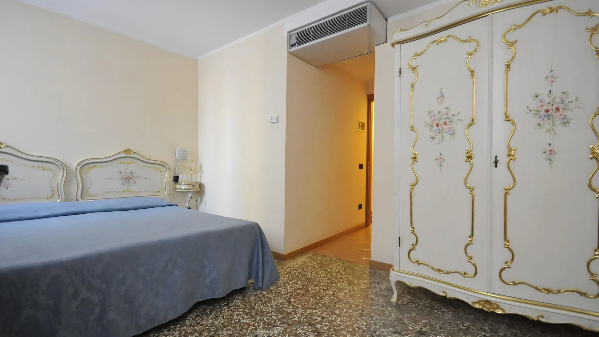 Ca' Leon D'Oro Hotel Venice 3*,  Italy